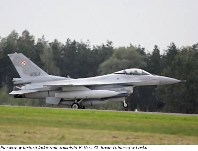 Samolot F-16 C nb 4064 Jastrząb pierwszy raz ląduje na Lotnisku Łask. 3.10.2008r.
