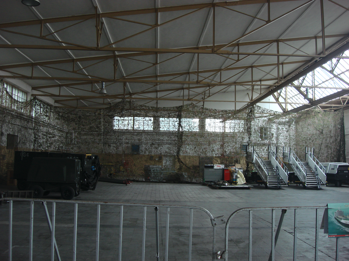 Wnętrze hangaru. 2009 rok. Zdjęcie Karol Placha Hetman