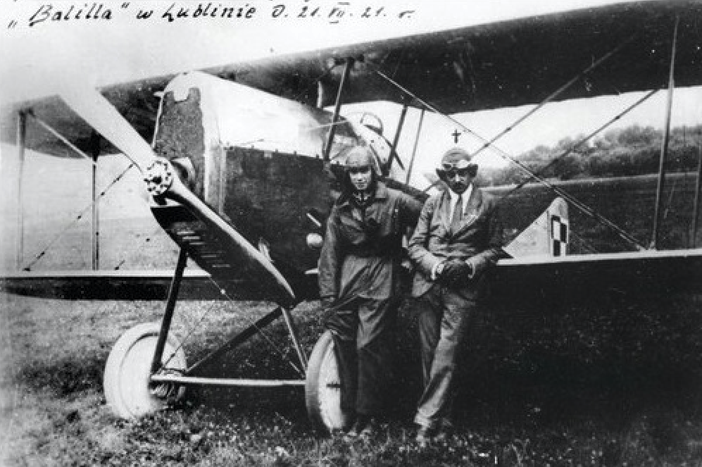 Ansaldo A-1 Balilla wyprodukowany przez Zakłady Mechaniczne Emil Plage i Teofil Laśkiewicz w Lublinie. Z prawej strony pilot Adam Haber-Włyński. 1921 rok. Zdjęcie LAC