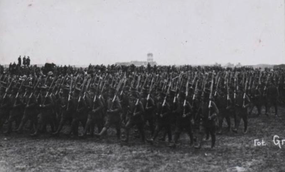 Lotnisko Ławica. Defilada z okazji rocznicy 3 maja. W oddali koszary i wieża wodna. 1919 rok. Zdjęcie muzeum historyczne