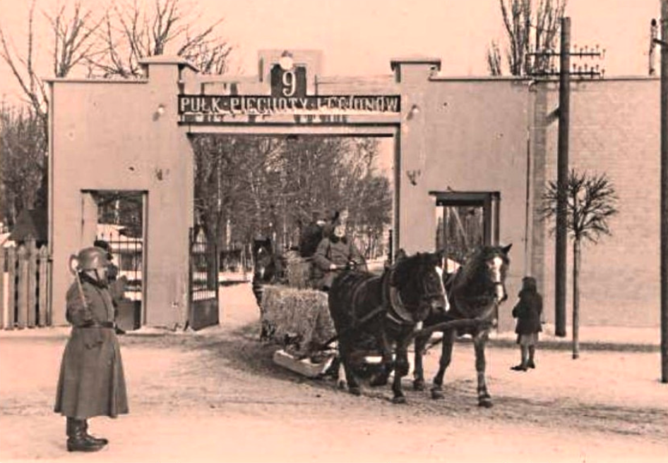Brama wjazdowa do koszar. Napis 9 Pułk Piechoty Legionów. Okupacja 1939 rok. Zdjęcie LAC