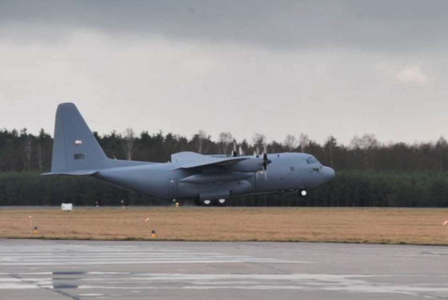 Polski C-130 E nb 1501 nr 70-127773 ląduje w Powidzu w dniu 2009-03-24. Zdjęcie PSP