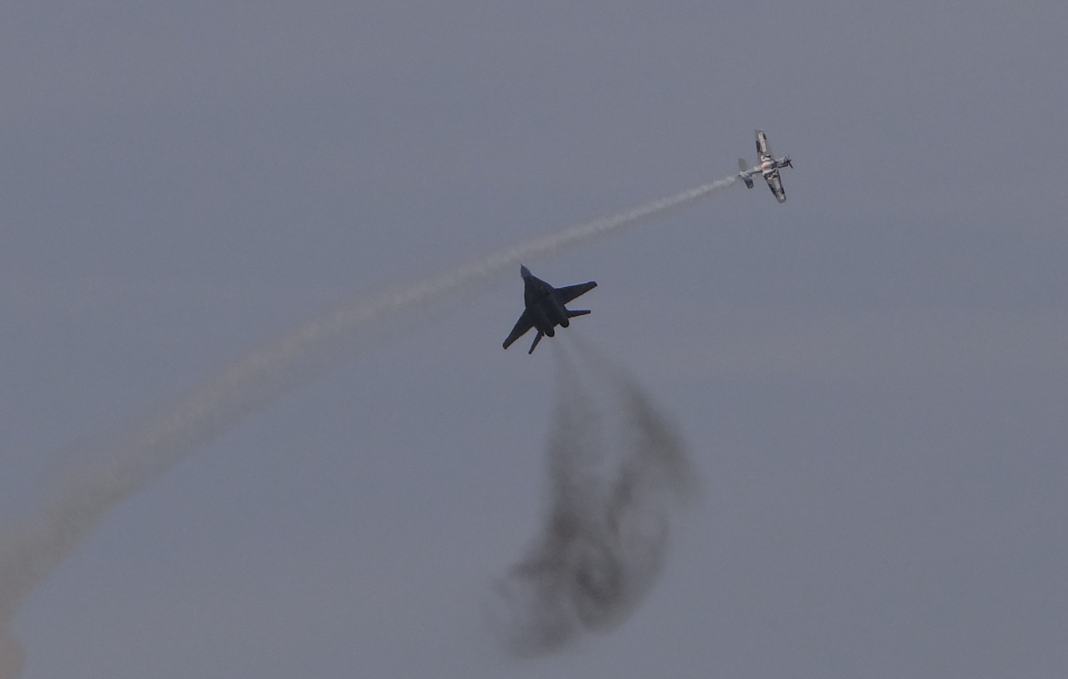 Duet Artur Kielak Extra 330 i porucznik Jacek Stolarek MiG-29. 2017 rok. Zdjęcie Karol Placha Hetman