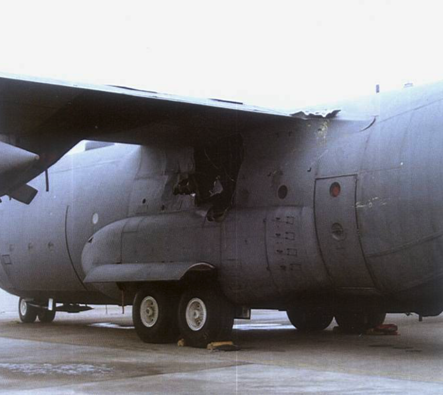 Lockheed C-130 nb 1506 uszkodzona lewa burta i skrzydło. 2010-02-05 rok. Zdjęcie LAC