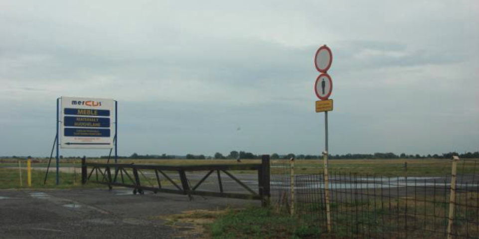 Jedna z bram prowadzących na teren pola wzlotów. 2010 rok. Zdjęcie Karol Placha Hetman