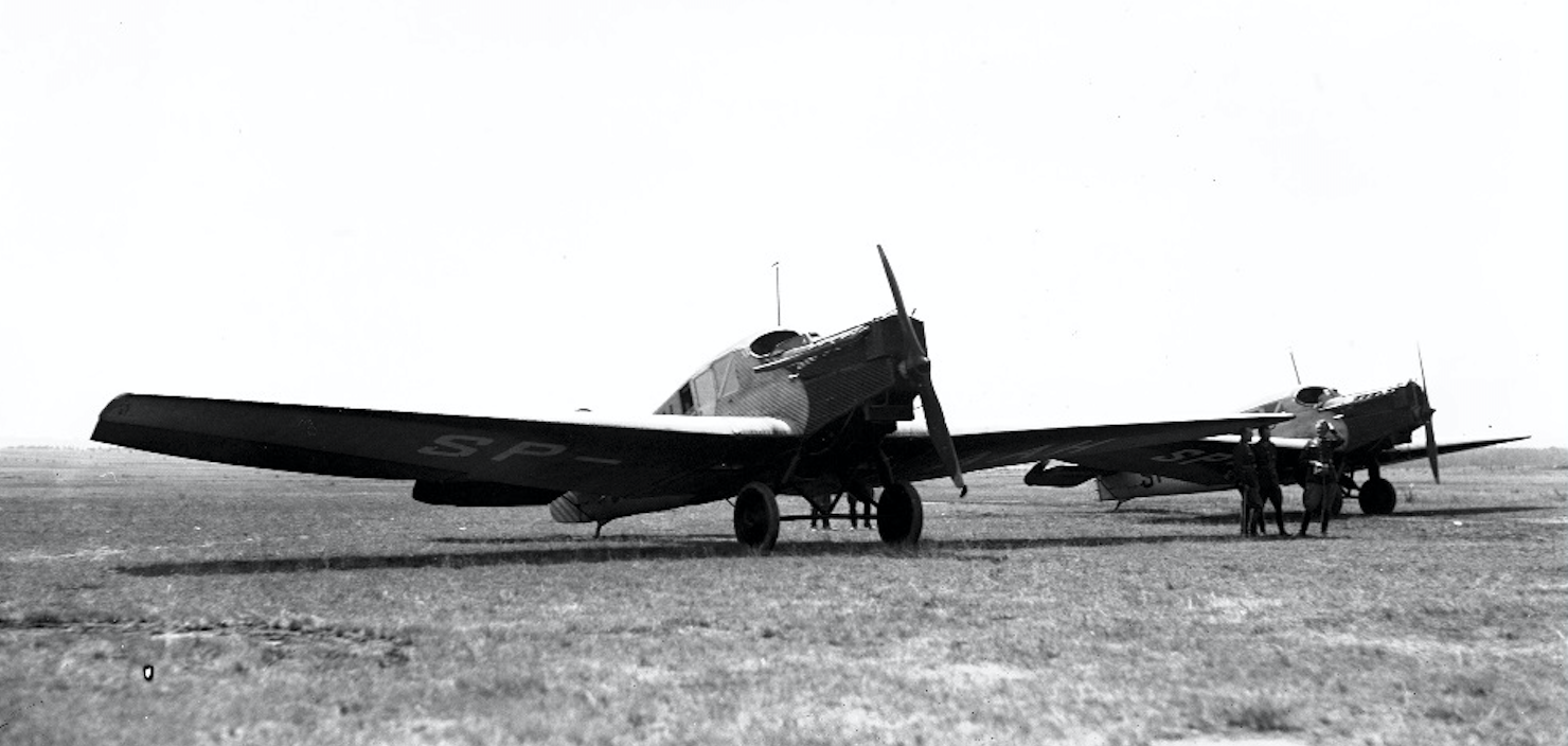 Dwa samoloty Junkers F-13 Polskiego przewoźnika PLL LOT. Pole Mokotowskie. 1930 rok. Zdjęcie PLL LOT