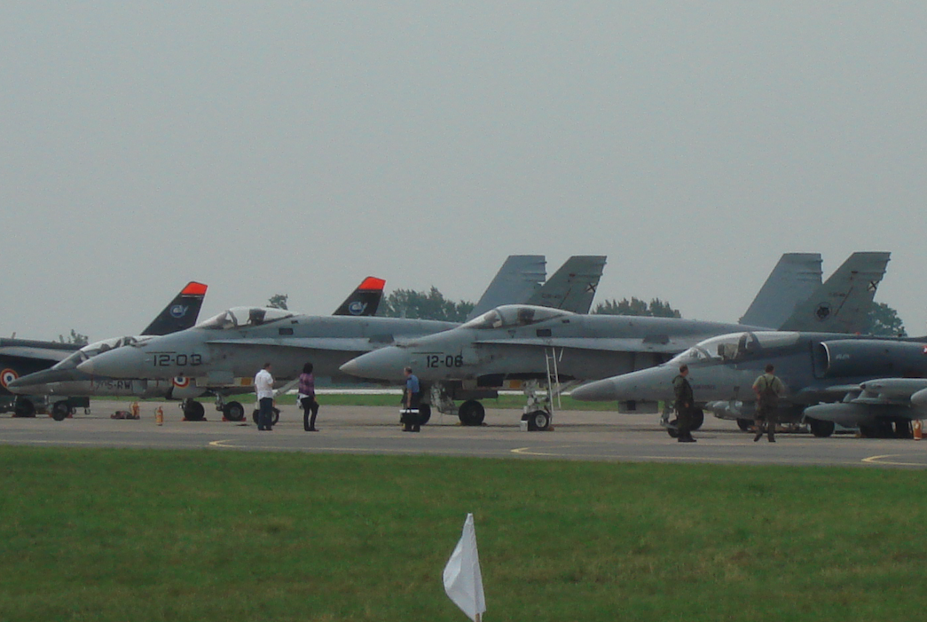 McDonnell Douglas EF-18 A Hornet nr 12-03, 12-06. Hiszpania. 2009 rok. Zdjęcie Karol Placha Hetman