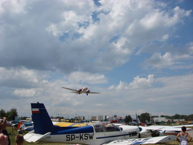 Węgierski Li-2 nad lotniskiem Czyżyny. IV Piknik Lotniczy. 2007r.