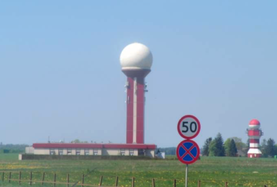Dwie stacje radiolokacyjne. 2008 rok. Zdjęcie LAC
