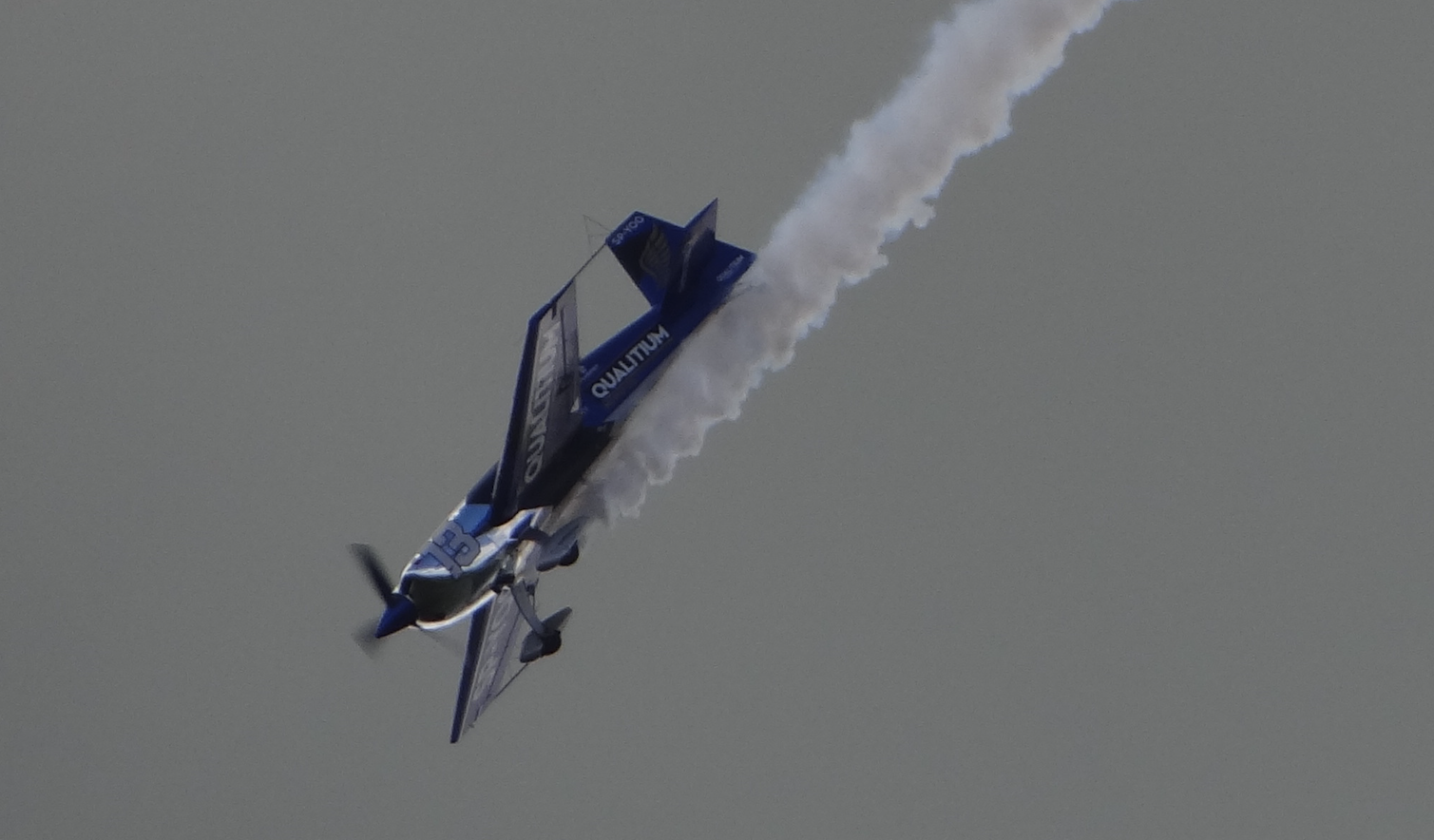 Maciej Pospieszyński samolot Extra 330 SC SP-YOO. Mazury Air Show 2018. Zdjęcie Karol Placha Hetman