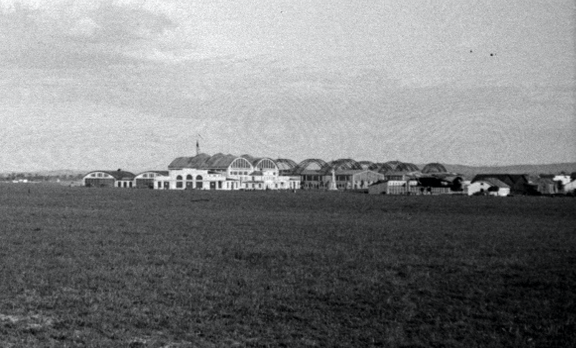 Lotnisko Rakowice. Od lewej strony hangary stacji lotniczej, dalej hangary Obmińskiego i hangary Stelli-Sawickiego. Widok od strony północno-zachodniej. Zdjęcie LAC