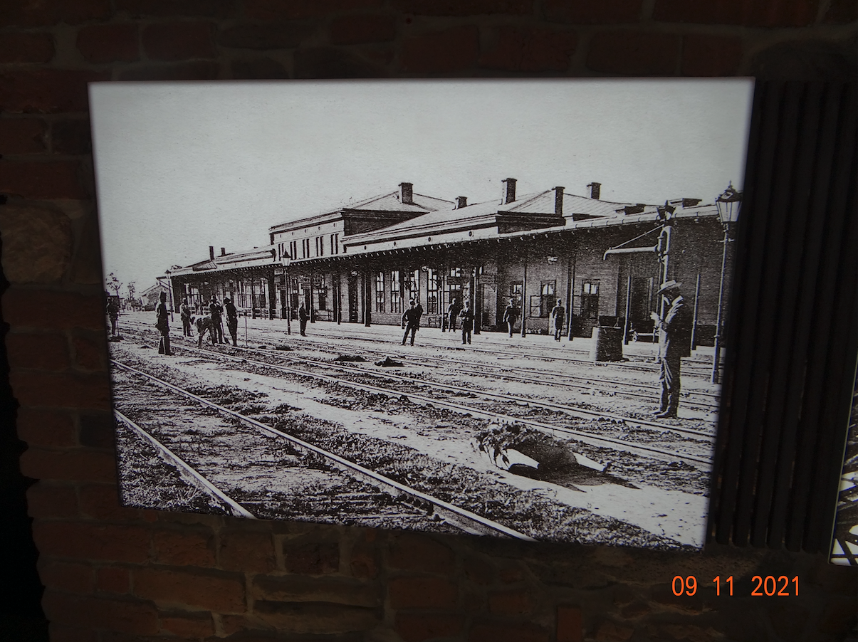 Dworzec kolejowy Tarnów. Około 1890 roku. Zdjęcie Muzeum w Tarnowie