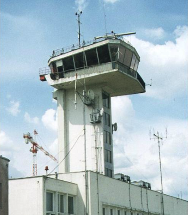CKRL z 1964 roku. 1996 rok. Zdjęcie LAC. Na drugim planie dźwig budujący nowe Centrum. Na dachu wieży widoczna belkowa antena radaru kontroli lotniska.