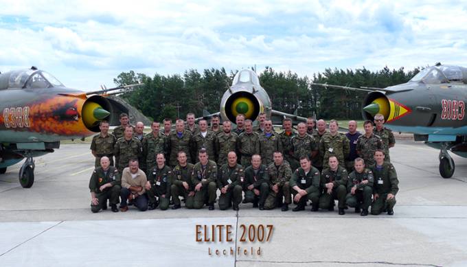 Polscy lotnicy i trzy Polskie Su-22 podczas ćwiczeń ELITE 2007r.