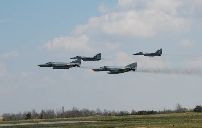 Wspólny przelot Polskich myśliwców MiG-29 i niemieckich F-4 Phantom. Siauliai 26.04.2012r.