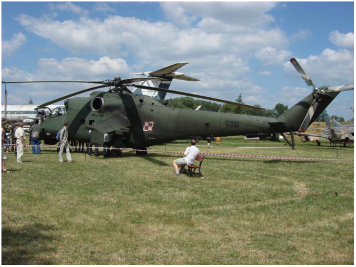 Mi-24 nb 728 w Muzeum Lotnictwa Polskiego w Czyżynach podczas pikniku 2007 rok. Zdjęcie Karol Placha Hetman