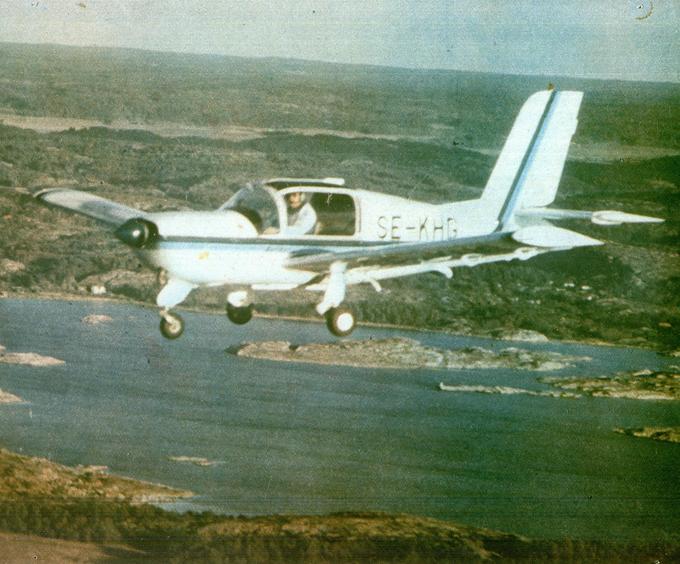 Samolot PZL Koliber 150 SE-KHG lotnictwa szwedzkiego w locie nad Havstensfiordem, rejon Uddevalla. 1990r. Zdjęcie SE-LIB Areo.