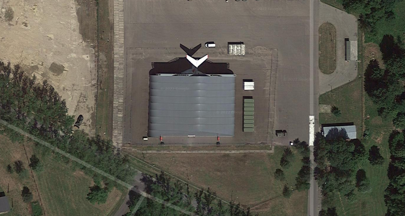 W tym hangarze stoi Tu-154 M Nb 102. 2021 rok. Zdjęcie google