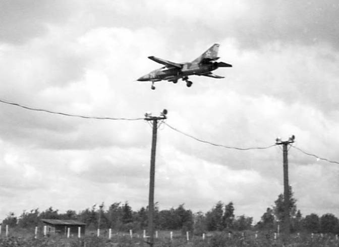 MiG-23 tuż po starcie z lotniska Smoleńsk. Zdjęcie LAC