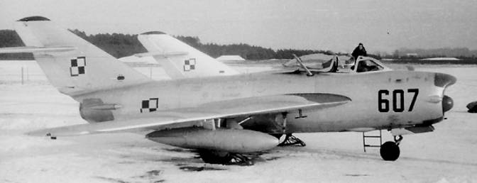 Lim-5 P nb 607 na Lotnisku w Babimoście. 1961r. Polski odpowiednik MiG-17 PF.<br><br>MiG-19 w 28 PLM. 1958r.