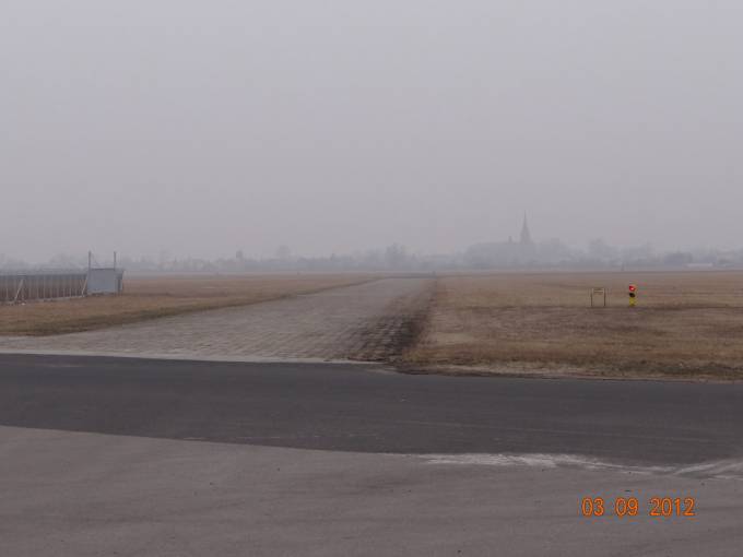 Lotnisko Mielec. Fragment pola wzlotów od strony SSE. 2012 rok. Zdjęcie Karol Placha Hetman