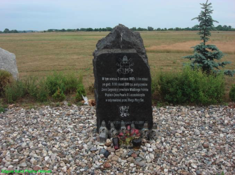 Pamiątkowy obelisk upamiętniający wizytę największego świętego Papieża Jana Pawła II na Lotnisku Legnica. 2010 rok. Zdjęcie Karol Placha Hetman