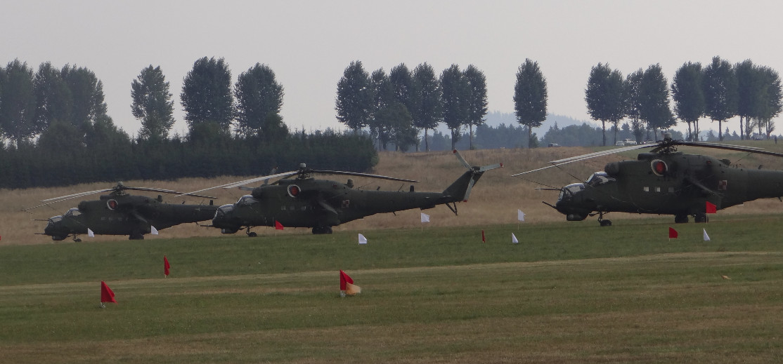 Śmigłowce Mi-24 nb 732, 737, 741 z 56. Bazy Lotniczej w Inowrocławiu na Lotnisku Nowy Targ .2015 rok. Zdjęcie Karol Placha Hetman