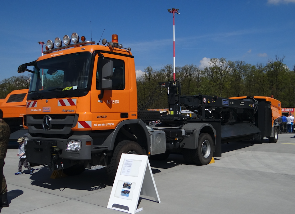 Oczyszczarka lotniskowa na bazie podwozia Mercedes Actros. 2017 rok. Zdjęcie Karol Placha Hetman