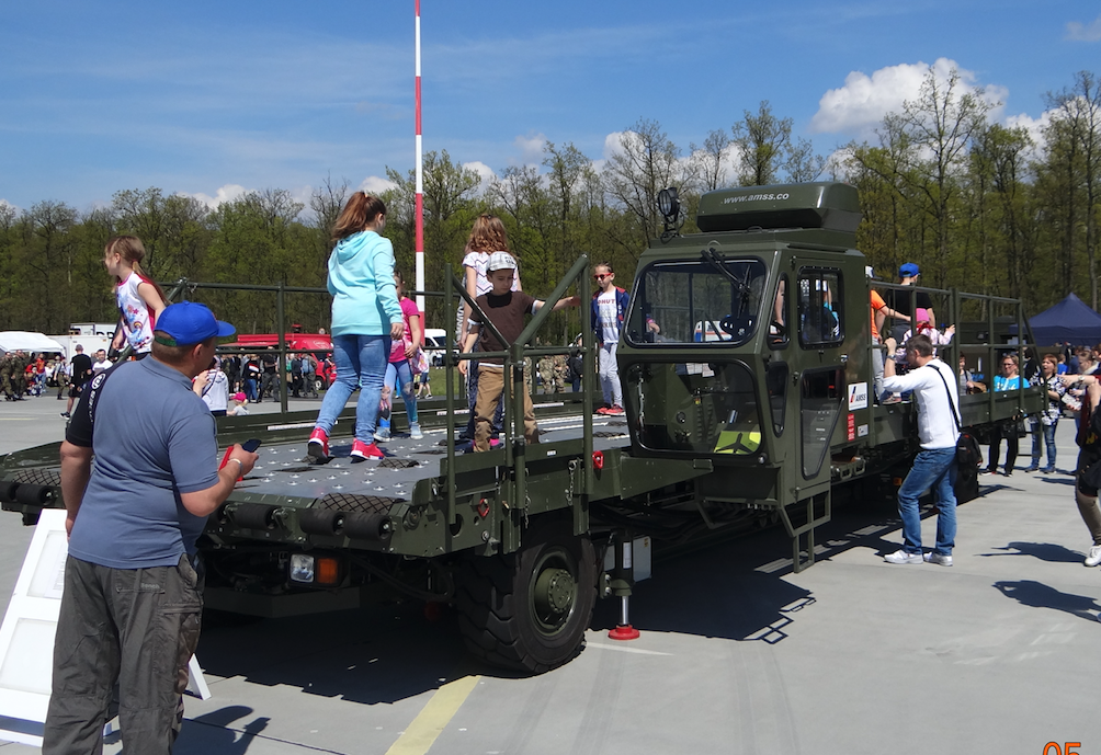 Paleta transportowa, podnośnik dla ciężkich ładunków przewożonych samolotami transportowymi. 2017 rok. Zdjęcie Karol Placha Hetman