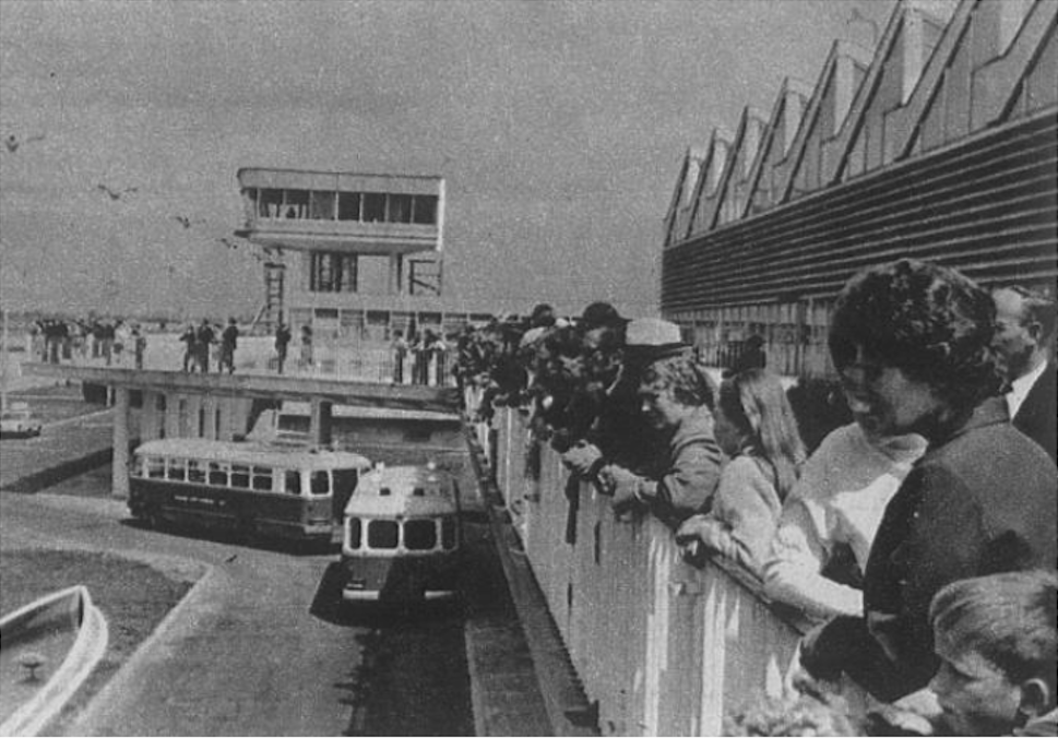 MDL Okęcie. Budynek dworca, wieża i słynny taras. Polskie autobusy marki San, którymi dowożono pasażerów do samolotów. 1970 rok. Zdjęcie LAC