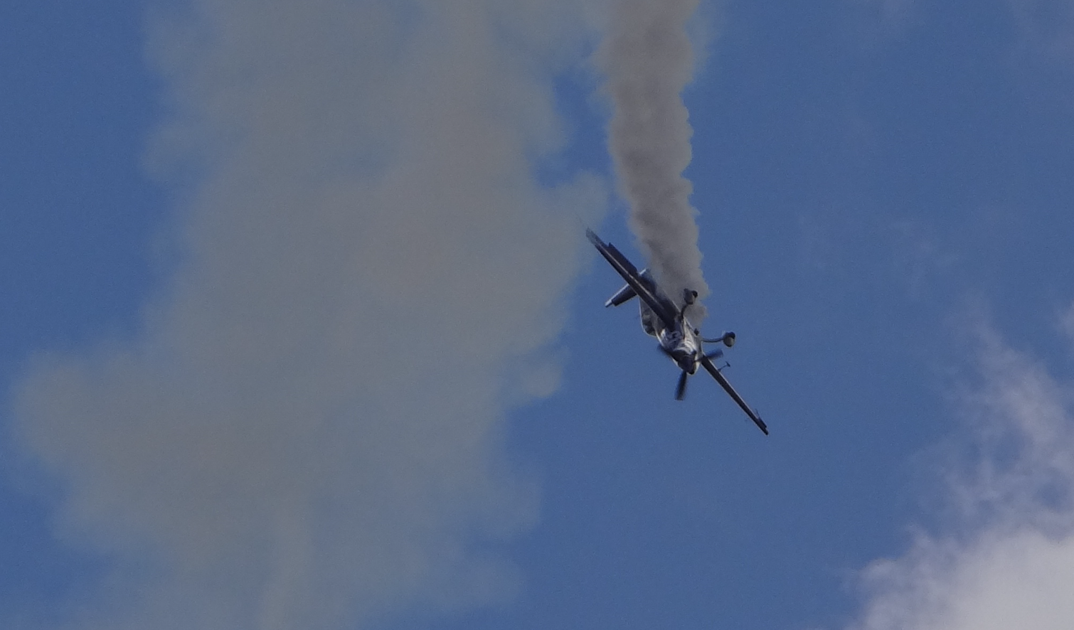 Maciej Pospieszyński samolot Extra 330 SC SP-YOO. Mazury Air Show 2018. Zdjęcie Karol Placha Hetman