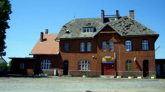 Budynek dworca kolejowego w Mirosławcu w którym umieszczono firmę Skupu Metali Kolorowych. 2007 rok. Zdjęcie LAC