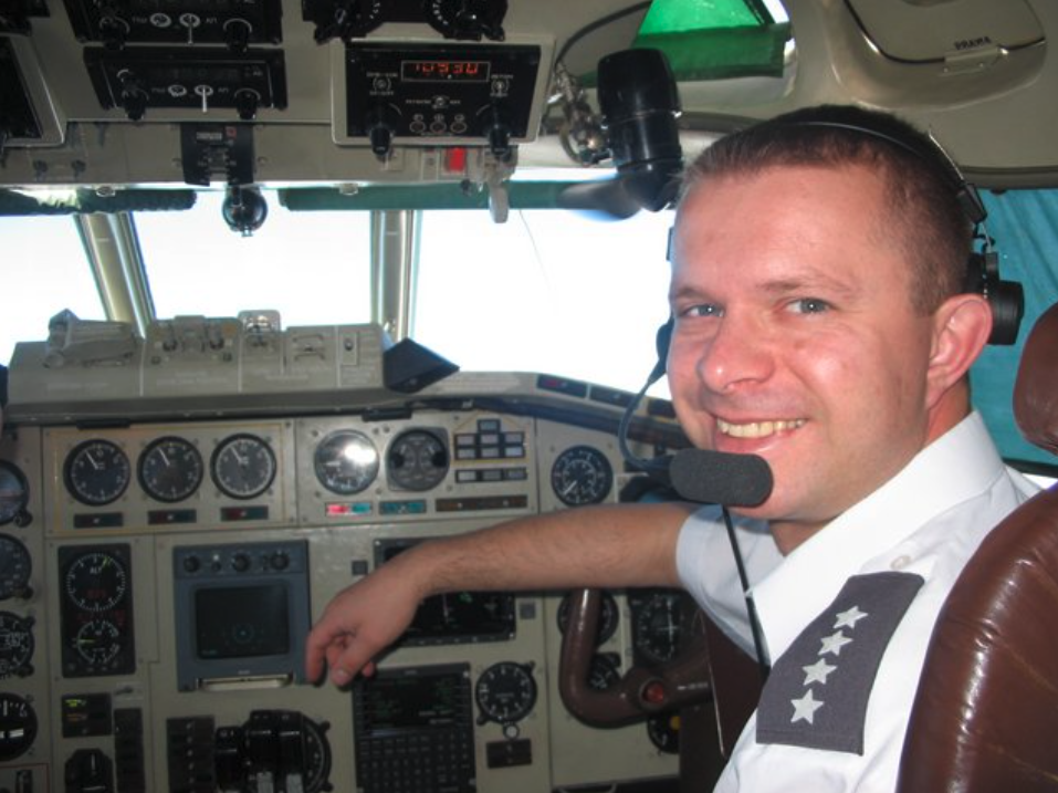 Kapitan pilot Arkadiusz Protasiuk – Kapitan załogi.