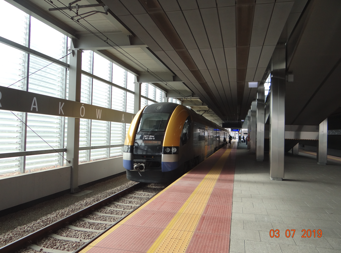 Stacja kolejowa Lotnisko. Pociąg PESA EN-77-004. 2019 rok. Zdjęcie Karol Placha Hetman