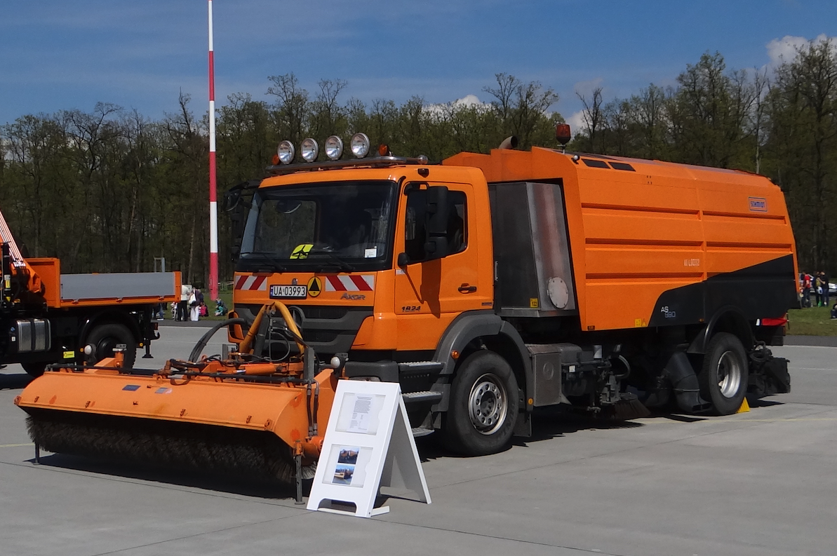 Oczyszczarka lotniskowa na bazie podwozia Mercedes Actros. 2017 rok. Zdjęcie Karol Placha Hetman