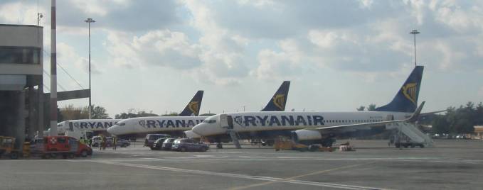 Boeing 737-8AS firmy Ryanair EI-DYN. Ciampino 2011 rok. Zdjęcie Karol Placha Hetman