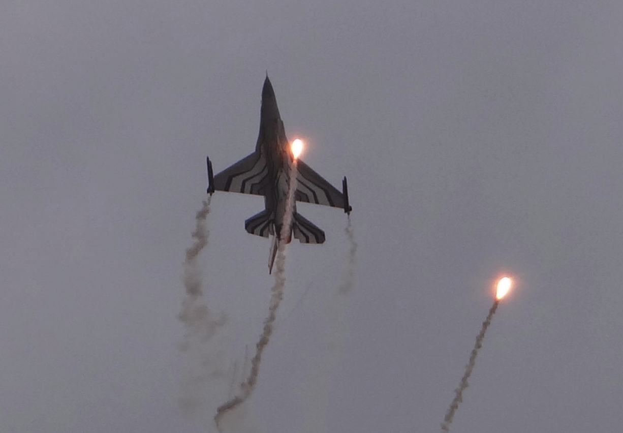 F-16 podczas pokazu. Radom 2015 rok. Zdjęcie Karol Placha Hetman