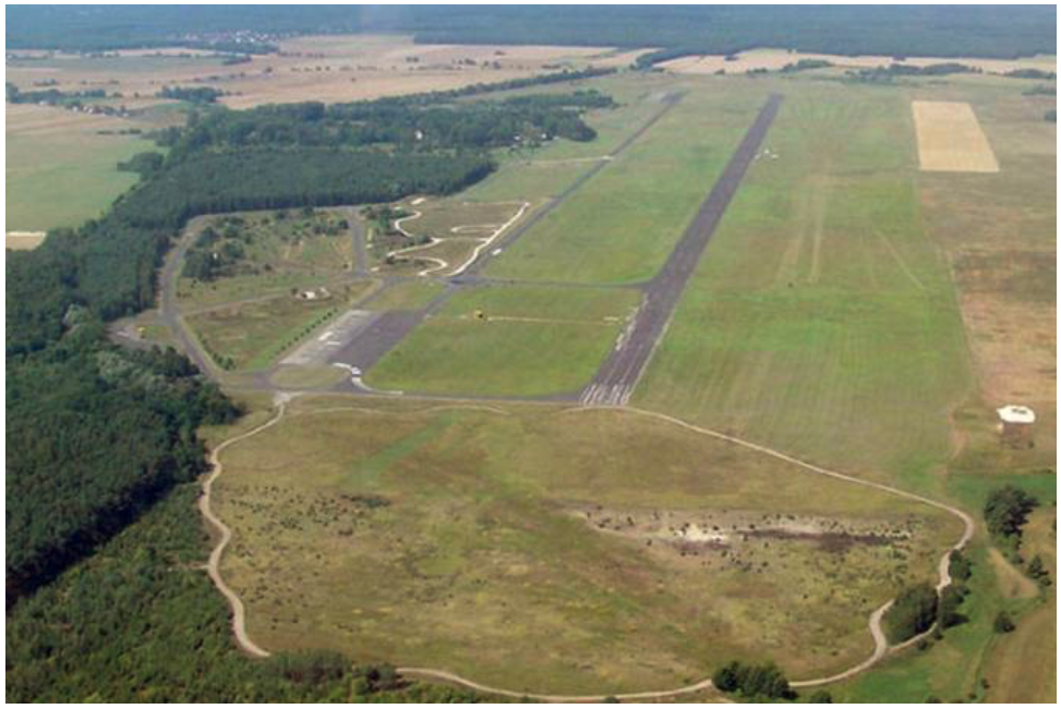 Lotnisko Bednary. Widok w kierunku zachodnim. 2004 rok. Zdjęcie LAC