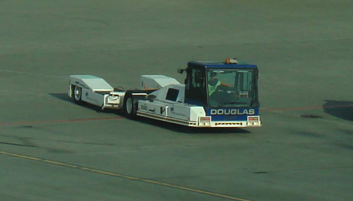 Ciągnik lotniskowy DOUGLAS. 2009 rok. Zdjęcie Karol Placha Hetman