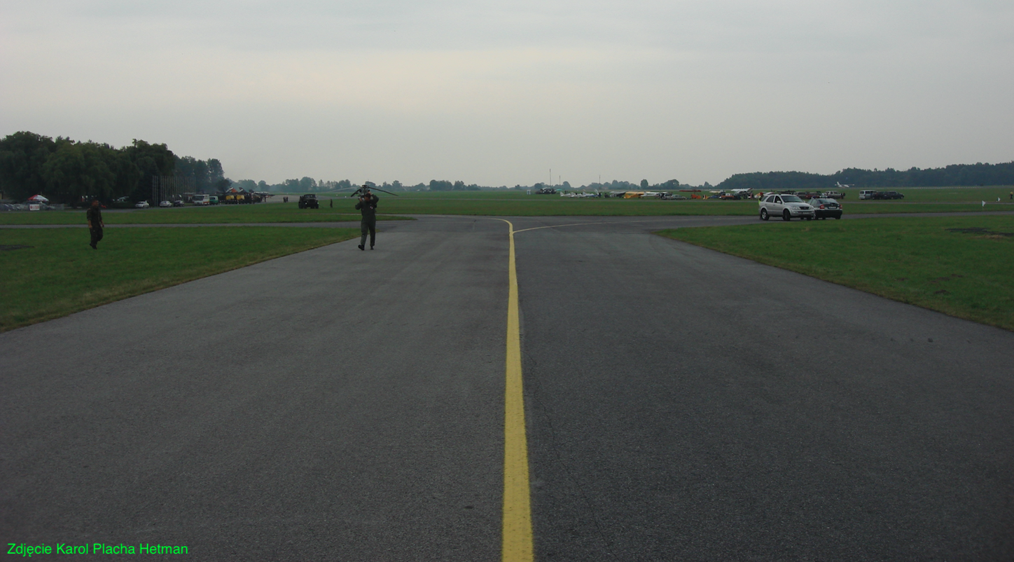 Radom. Droga kołowania, widok w kierunku zachodnim. 2009 rok. Zdjęcie Karol Placha Hetman