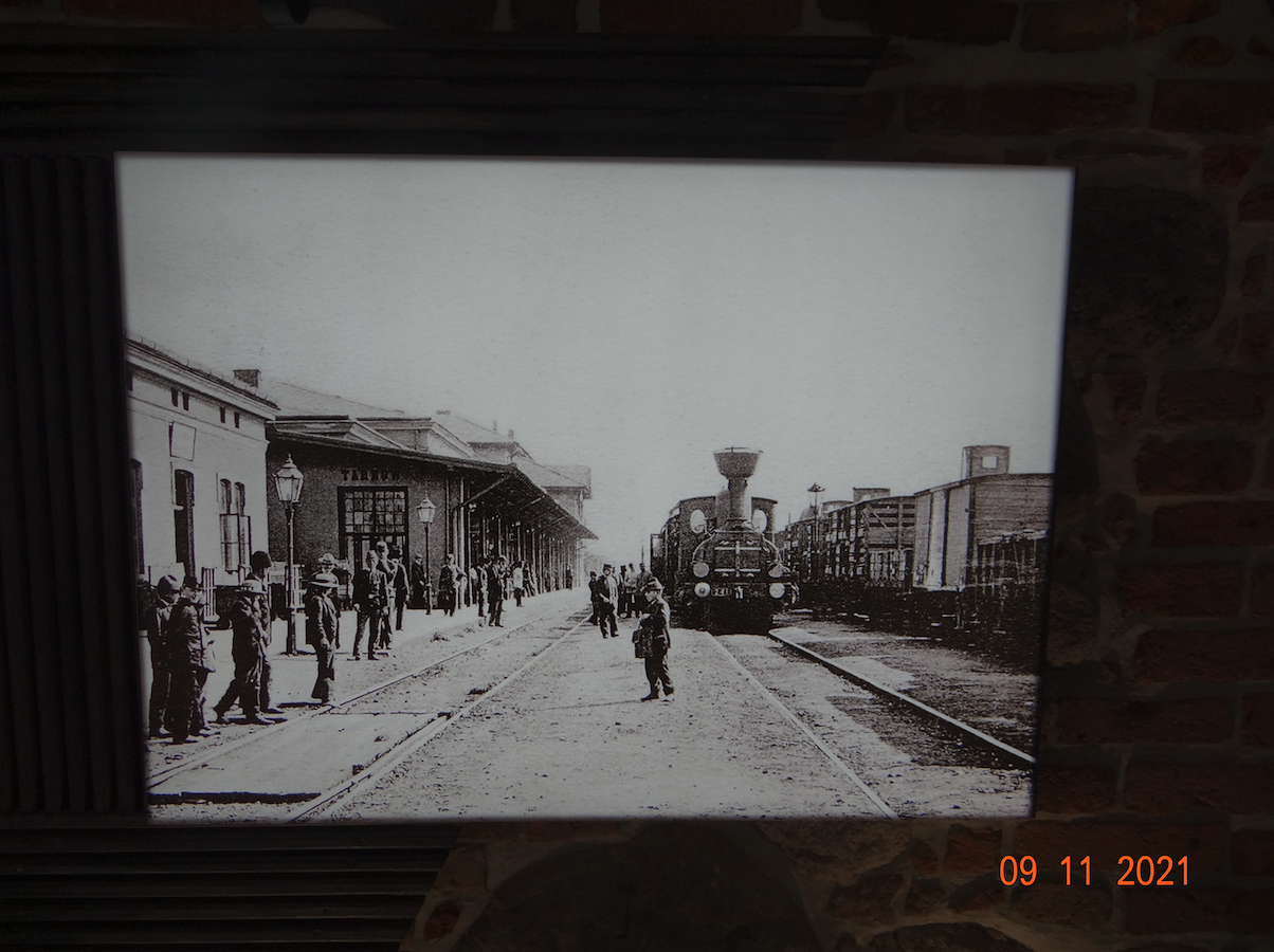 Dworzec kolejowy Tarnów. Około 1890 roku. Zdjęcie Muzeum w Tarnowie