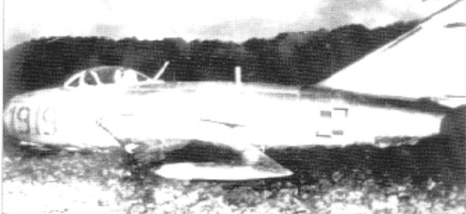 Lim-2 nb 1919 porucznika Bogdan Kożuchowski po przymusowym lądowaniu w Szwecji koło miasta Halland. 7.11.1957r..