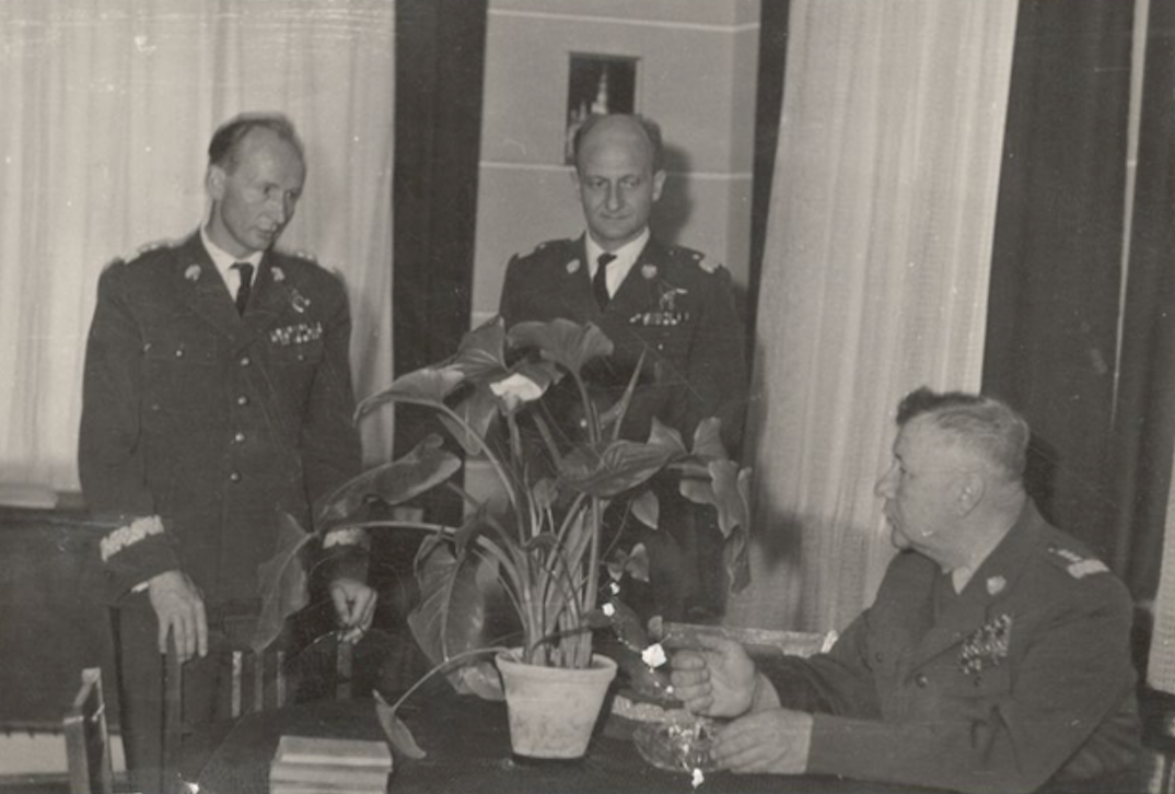 Wizyta generałów na Lotnisku w Krzesinach. Lotnisko Krzesiny 1959r. Zdjęcie LAC