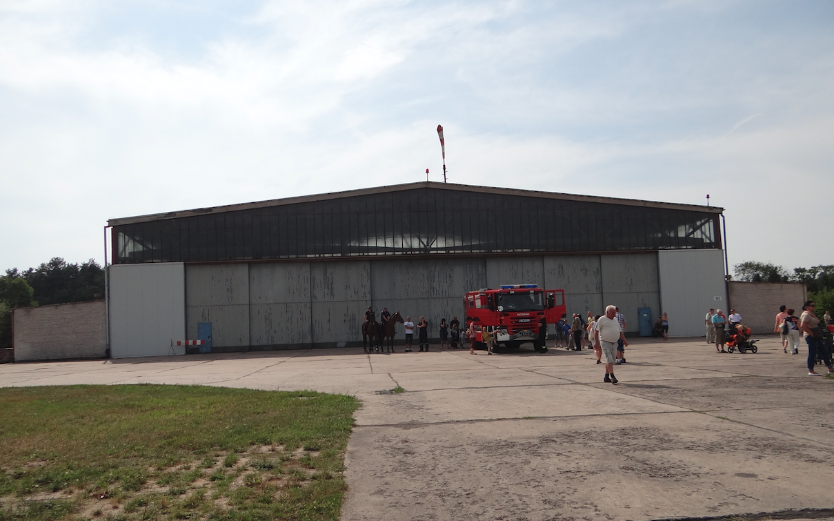 Hangar na Lotnisku Tomaszów Mazowiecki. 2012 rok. Zdjęcie Karol Placha Hetman