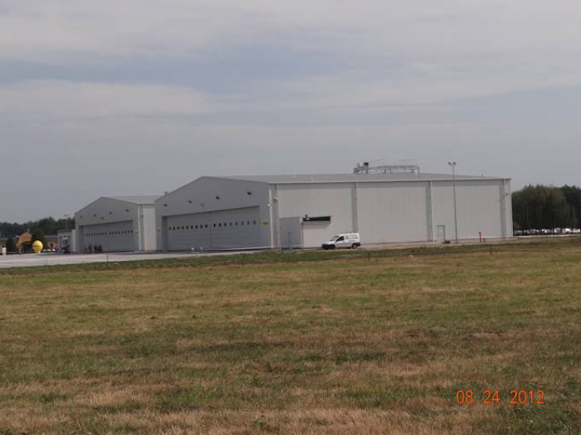 Dwa nowoczesne hangary. 2012 rok. Zdjęcie Karol Placha Hetman