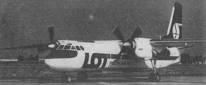 An-24 W SP-LTD w PLL LOT 1982 rok. Zdjęcie Lotnisko Okęcie