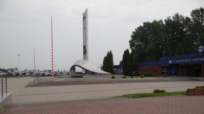 Dęblin. Pomnik Lotników. Budynek po prawej stronie to obecnie Muzeum Polskich Sił Powietrznych. Po lewej stronie fragment ekspozycji plenerowej. 2012 rok. Zdjęcie Karol Placha Hetman