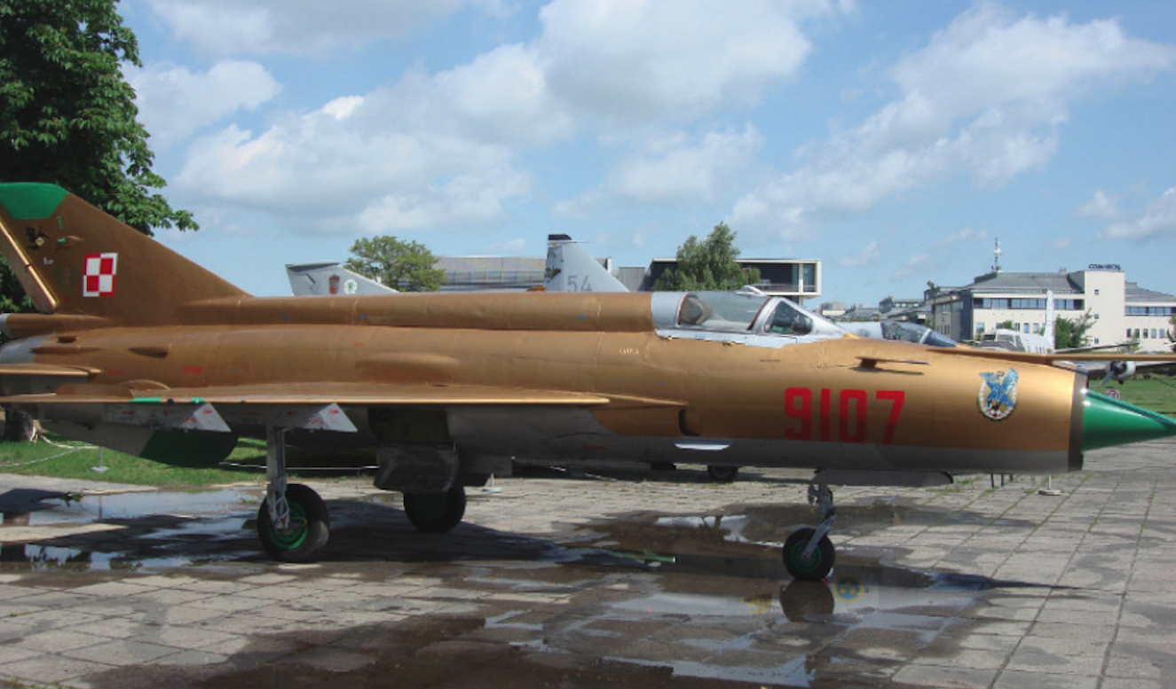 Złoty MiG-21 MF nb 9107, po renowacji powłoki lakierniczej. Czyżyny 2009 rok. Zdjęcie Karol Placha Hetman