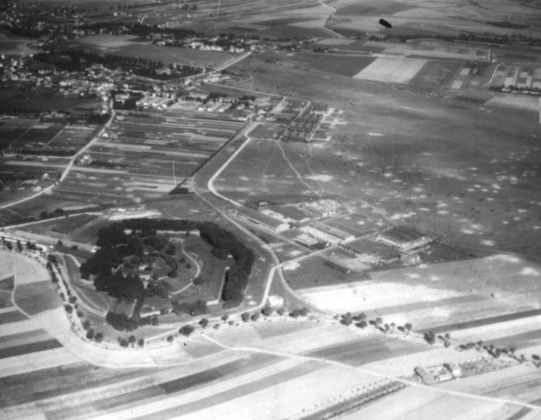 Lotnisko Rakowice. Widoczny Fort Pszorna, dwa hangary Stelli-Sawickiego, ten zniszczony to obecne muzeum lotnictwa, powyżej trzy hangary Stelli-Sawickiego i dalej hangary Obmińskiego. Prawdopodobnie 1940 rok. Zdjęcie LAC