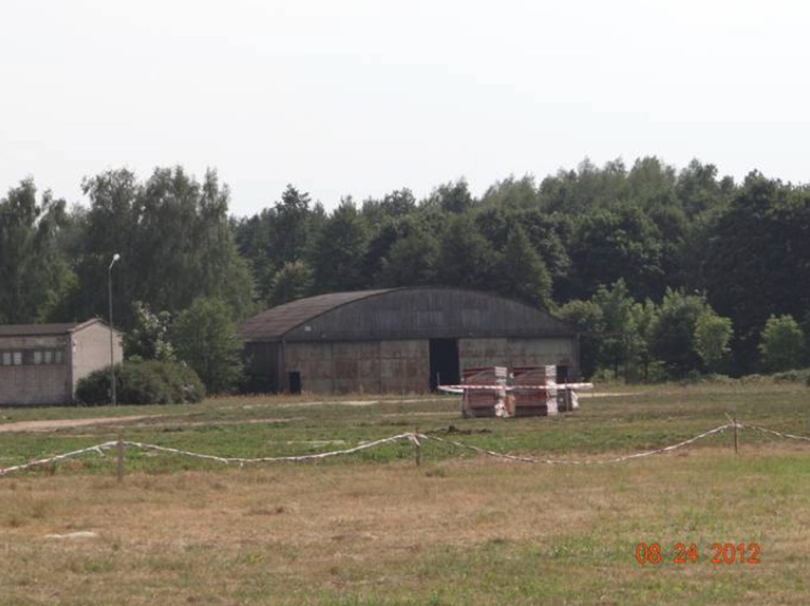 Najstarszy hangar. 2012 rok. Zdjęcie Karol Placha Hetman